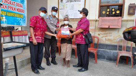 Polda Bali Distribusikan Sembako Kepada Masyarakat Desa Sepang